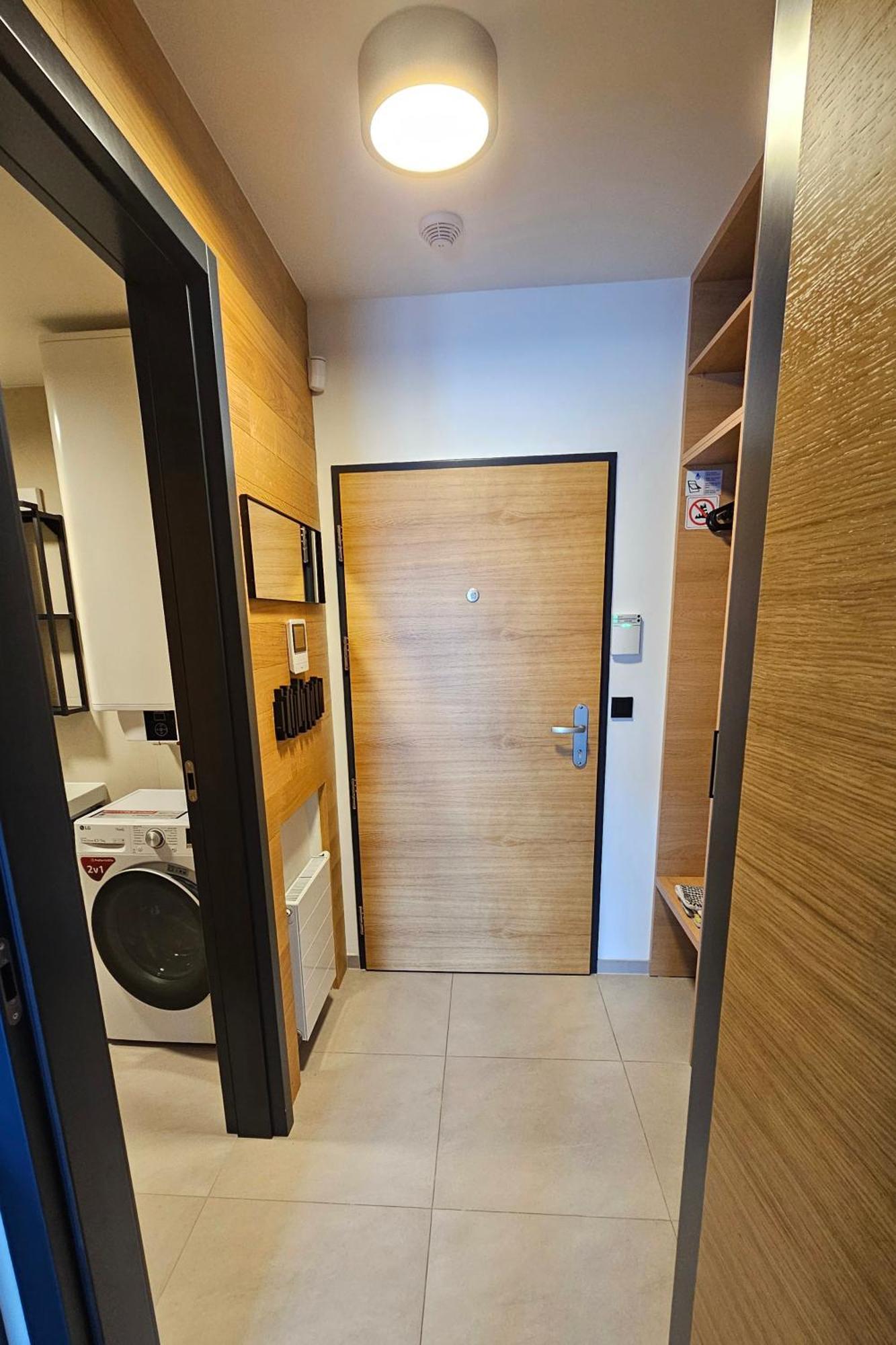 Apartmán Enjoy - Atraktivní Slunný Klimatizovaný 14 V Centru Harrachova Se Saunou, Wallboxem Ev, Herní Konzolí, Počítačem S Win 10, Netflix A Jedinečným Výhledem Na čertovu Horu Se Skokanskými Můstky Harrachov