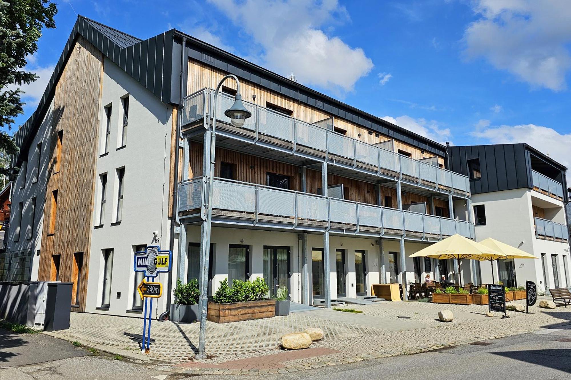 Apartmán Enjoy - Atraktivní Slunný Klimatizovaný 14 V Centru Harrachova Se Saunou, Wallboxem Ev, Herní Konzolí, Počítačem S Win 10, Netflix A Jedinečným Výhledem Na čertovu Horu Se Skokanskými Můstky