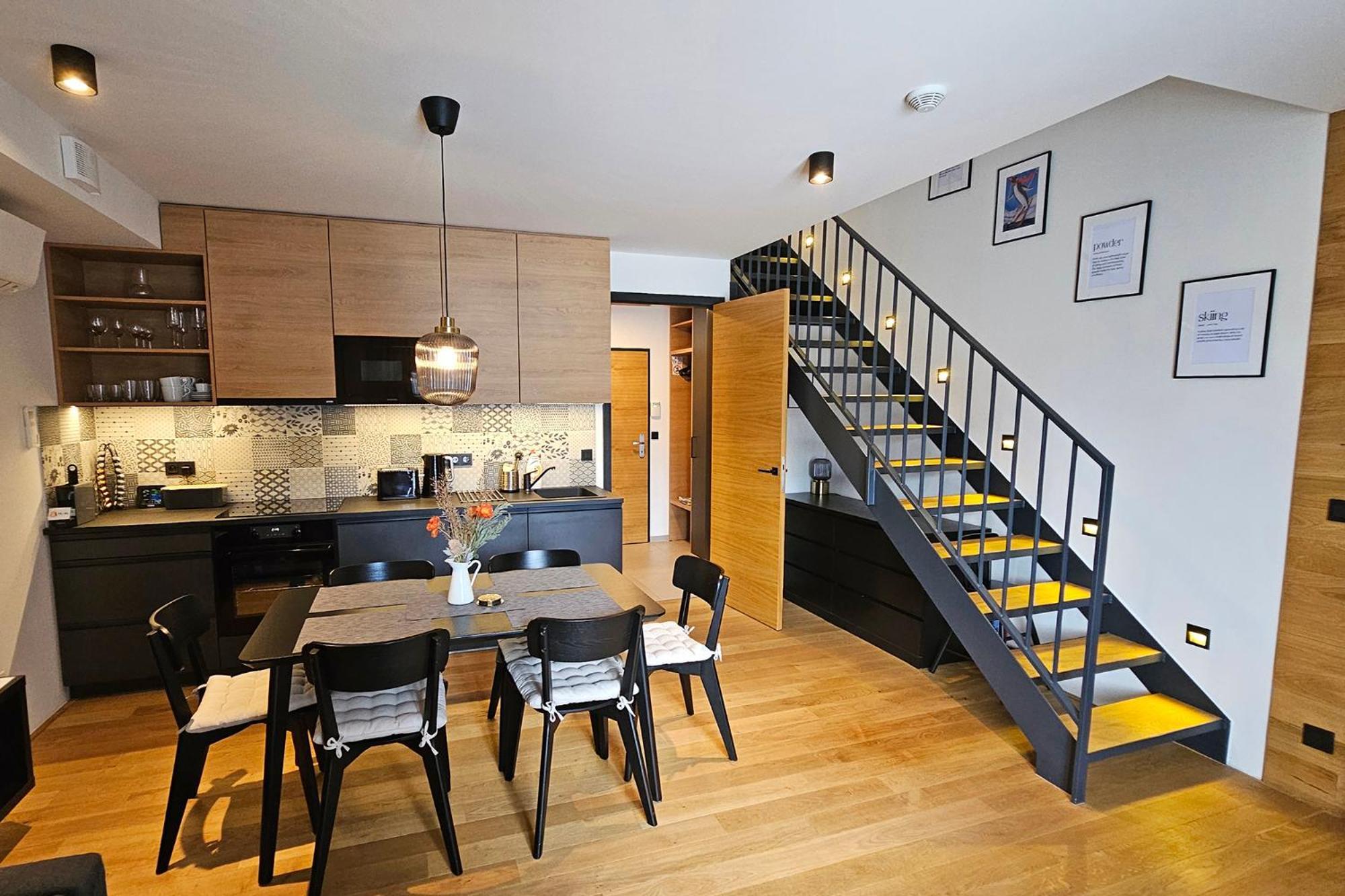 Apartmán Enjoy - Atraktivní Slunný Klimatizovaný 14 V Centru Harrachova Se Saunou, Wallboxem Ev, Herní Konzolí, Počítačem S Win 10, Netflix A Jedinečným Výhledem Na čertovu Horu Se Skokanskými Můstky Harrachov